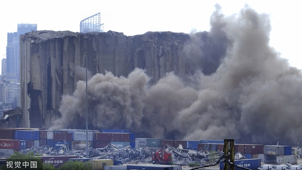 当地时间2022年7月31日，黎巴嫩首都贝鲁特，贝鲁特港大爆炸遗存谷物筒仓发生部分垮塌，现场目击者称，垮塌现场扬起大量烟尘。本文图片均为视觉中国 图