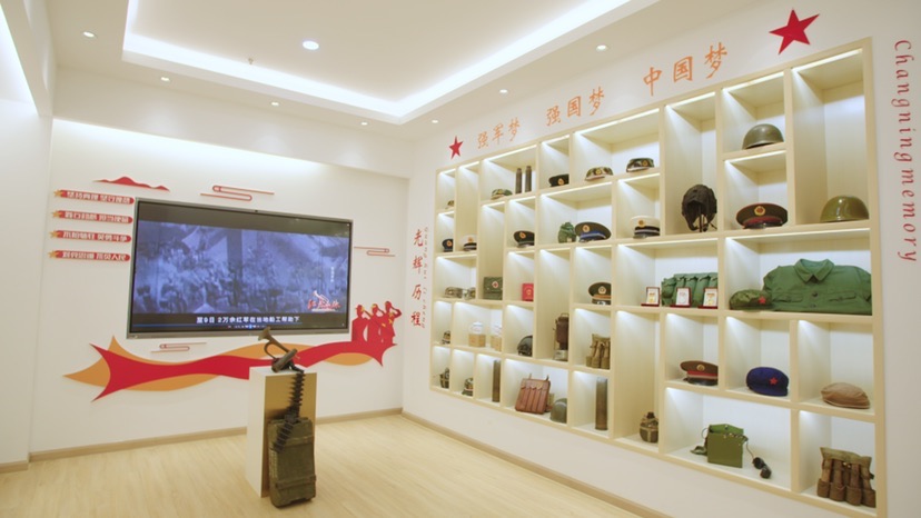 记者了解到,"双拥工作微展厅61退役军人之家"展厅内,陈列了不同时期