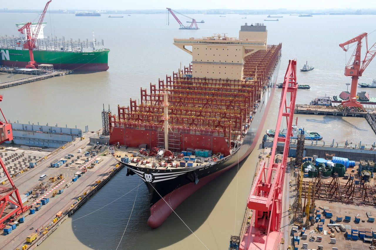 全球最大集装箱船纪录在上海刷新 海上 带货王 出坞