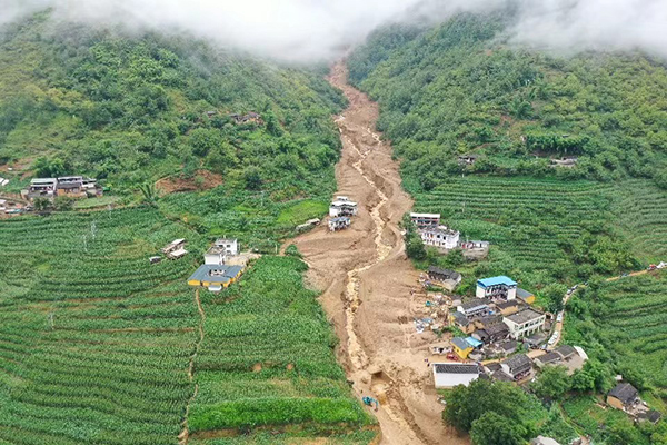 云南保山发生泥石流灾害，消防：已致2人遇难，6户房屋受损-