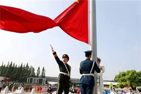 《东方绿舟又见面，举行升旗仪式庆祝中国人民解放军建军95周年》