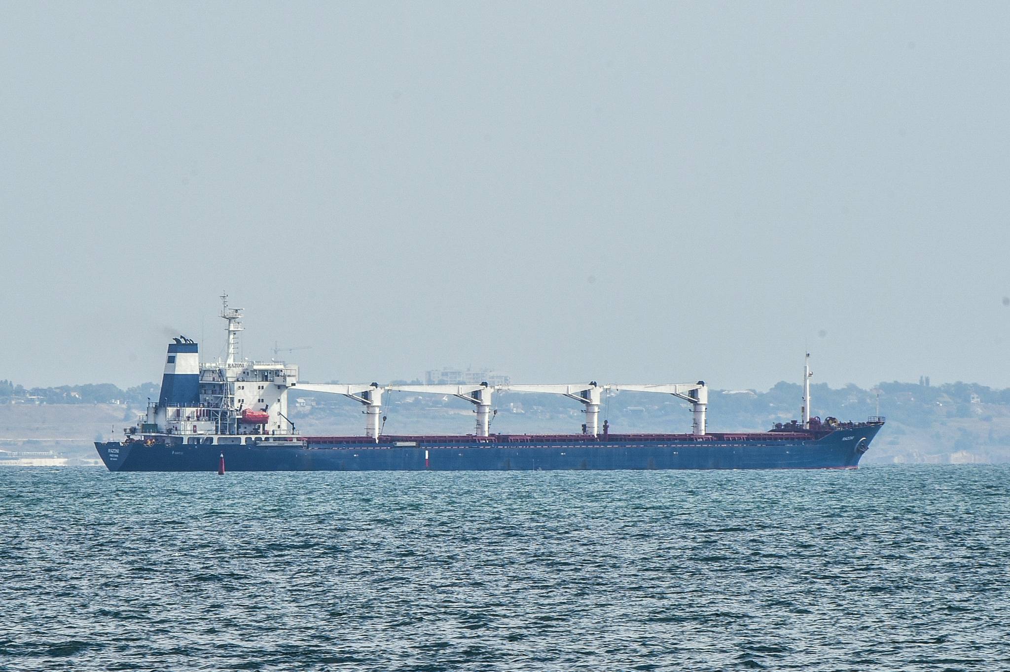 当地时间2022年8月1日，乌克兰敖德萨，一艘乌克兰外运粮食的轮船驶离了位于黑海沿岸的敖德萨港，这是自2月俄乌冲突爆发后首艘起航出海的乌克兰运粮船。澎湃影像 图