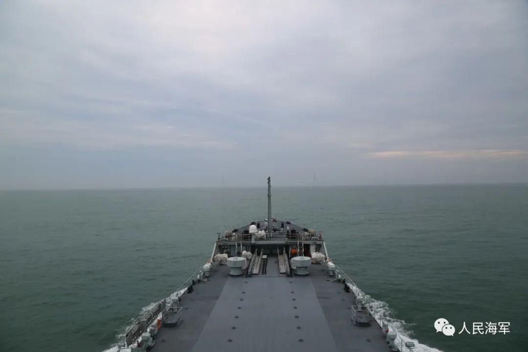 徂徕山舰在航行中