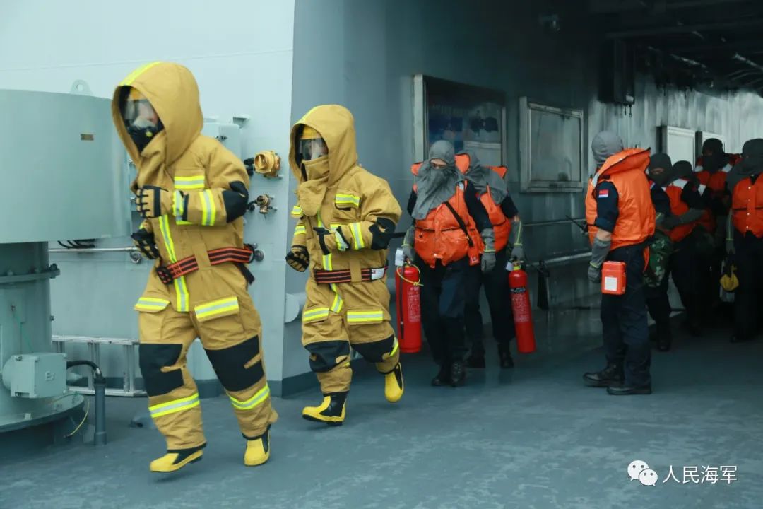 离舰损管组迅速集合