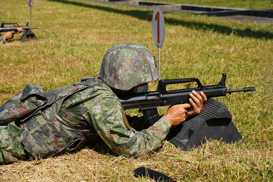 部队实弹射击图片