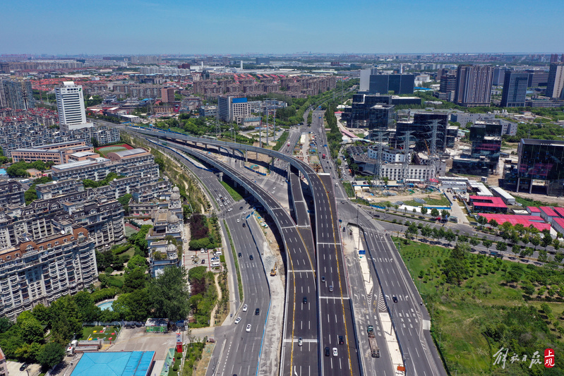 《双向6车道，全长1.6公里，杨高中路改建双“人”字形高架跨线桥主线通车》