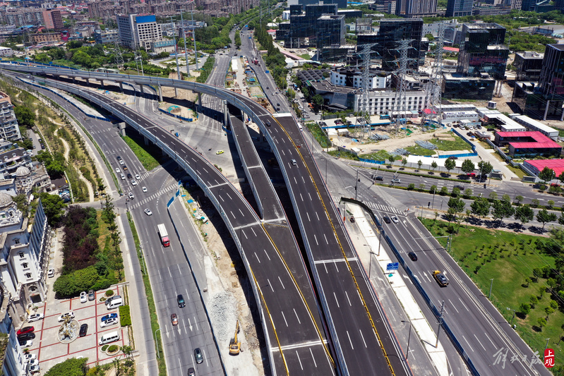 双向6车道，全长1.6公里，杨高中路改建双“人”字形高架跨线桥主线通车-
