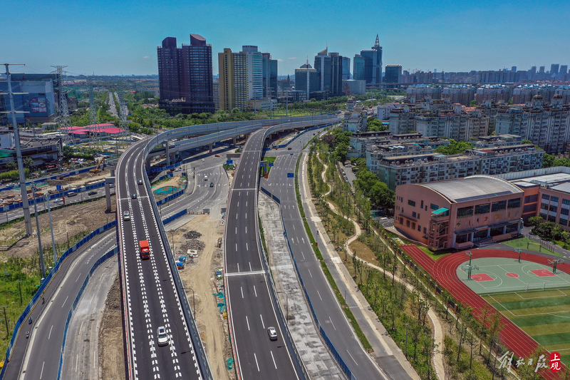 双向6车道，全长1.6公里，杨高中路改建双“人”字形高架跨线桥主线通车-
