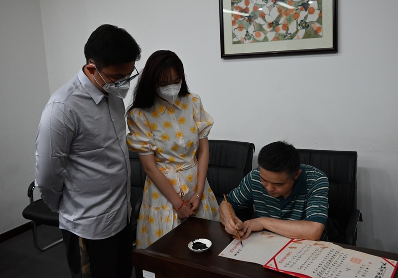 这个七夕节，上海书法名家为抗疫夫妇们书写结婚证书-
