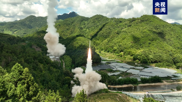 火箭军发射常规弹道导弹。本文图片来源：央视新闻、@东部战区