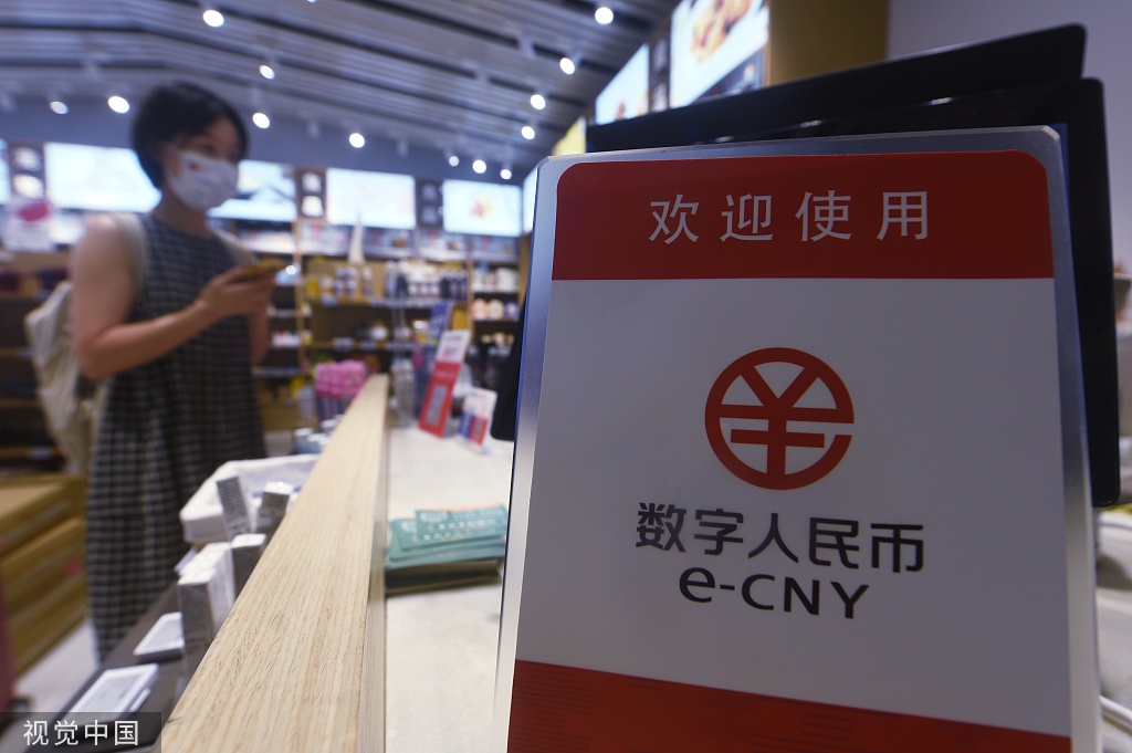 2022年8月3日，杭州，顾客在西湖区的一家商场内体验数字人民币购物。  视觉中国 图