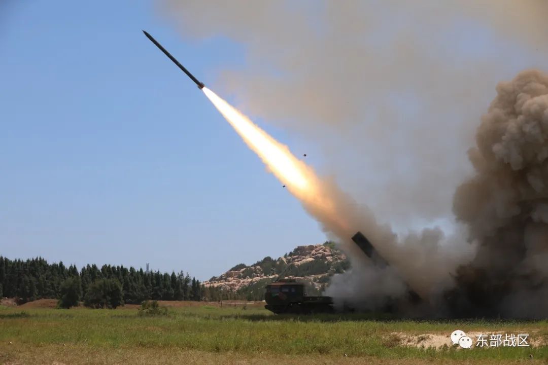 《看懂解放军台岛周边试射装备：出动东风弹道导弹，使用370毫米远火》