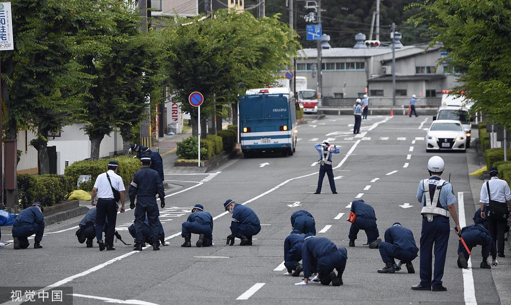 当地时间2022年7月14日，日本奈良，警方调查人员在前首相安倍晋三遇刺现场附近工作。视觉中国 图