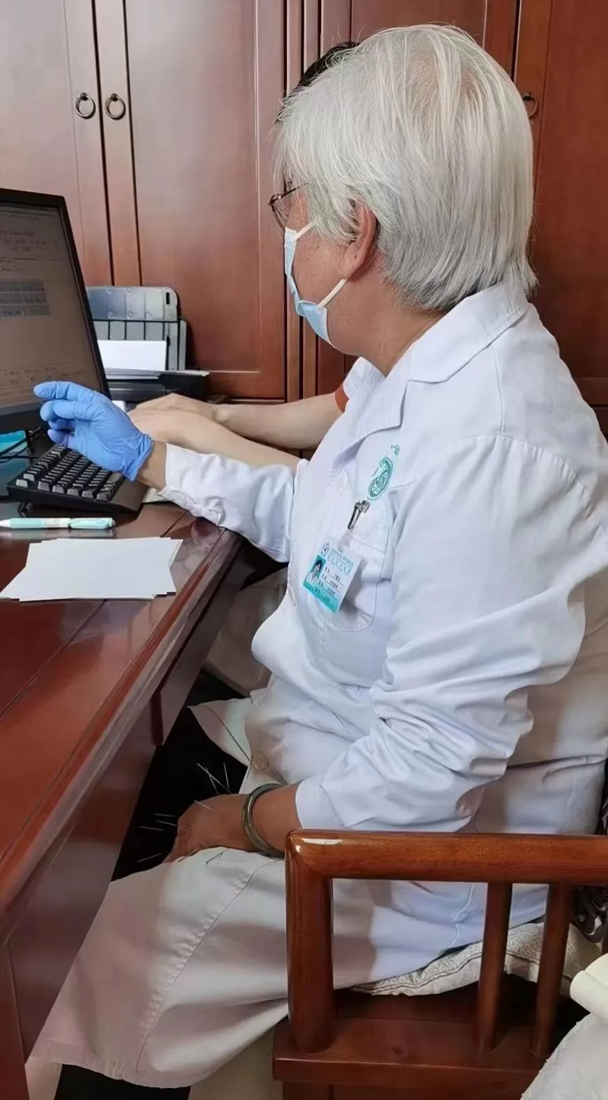 《【杏耀手机版登录】这名71岁的四川省名中医走了，看完最后一个病人后晕倒在诊室里》
