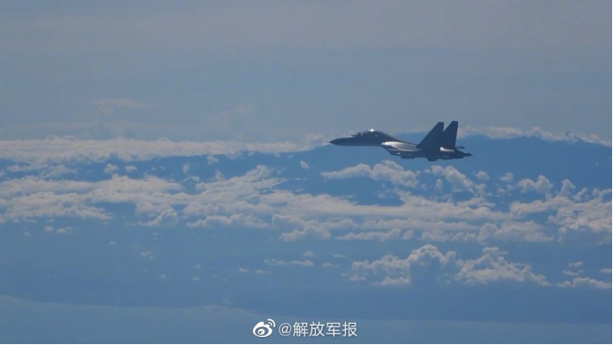 执行任务的飞行员在目视距离俯瞰祖国宝岛海岸线和中央山脉。