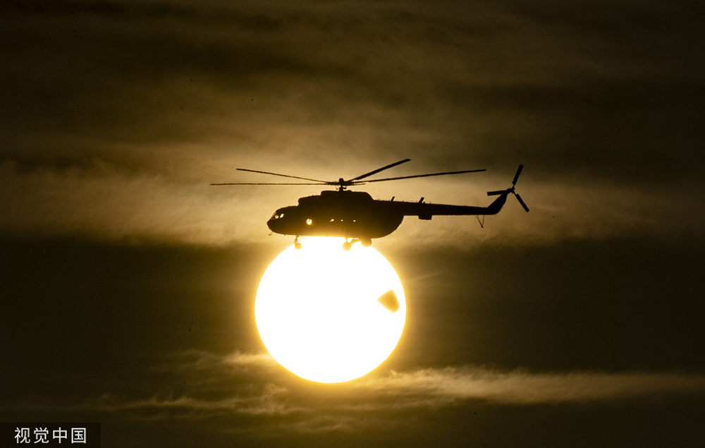 当地时间2022年8月8日，古巴马坦萨斯，一架消防直升机在运水。