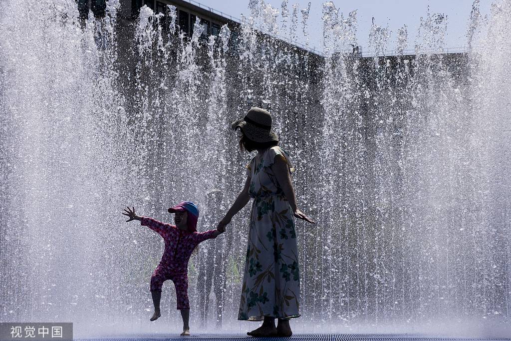 当地时间2022年7月19日,英国伦敦,孩子们在南岸伊丽莎白女王大厅外的喷泉里给自己降温。视觉中国 图