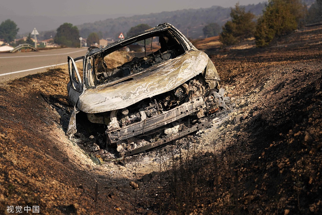 当地时间2022年7月25日,西班牙布尔戈斯,一辆被烧毁的汽车停在路边。西班牙国家气象局表示,自7月9日以来,持续的热浪和今年年初以来整个伊比利亚半岛缺乏雨水,意味着存在