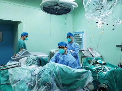 周铁主任为朱大爷行前列腺激光剜除术