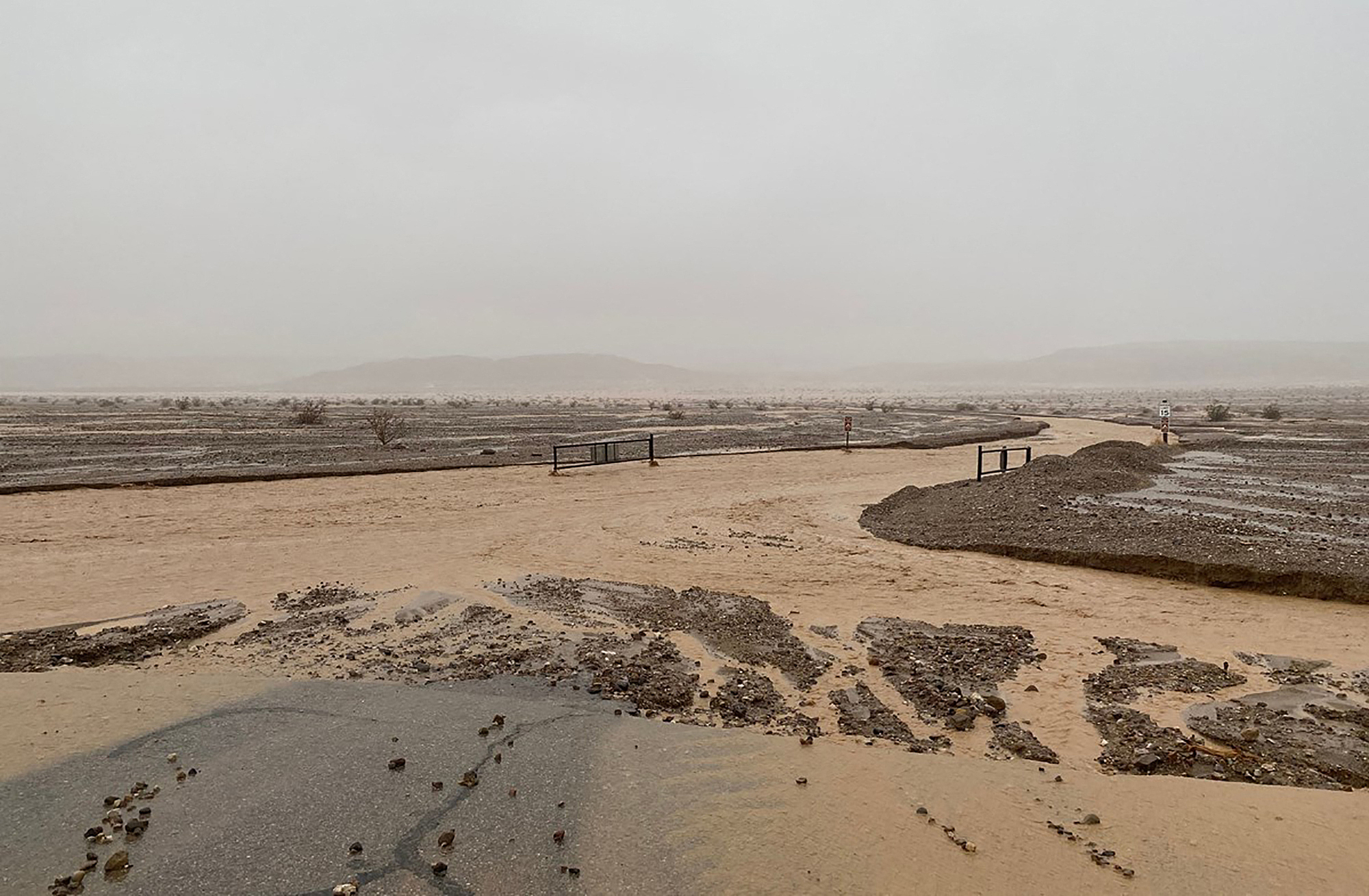 当地时间2022年8月5日，美国加利福尼亚州，季风性降雨淹没了死亡谷国家公园的泥泞峡谷。视觉中国 图