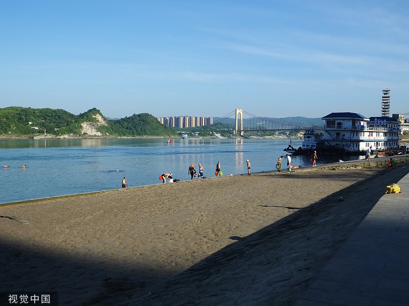 2022年8月11日,湖北宜昌,轮船在长江航行,长江露出大面积的江滩.