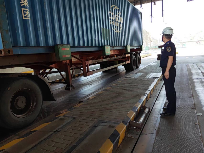 上海港首次对船载集装箱验证重量不合规行为开展行政处罚插图
