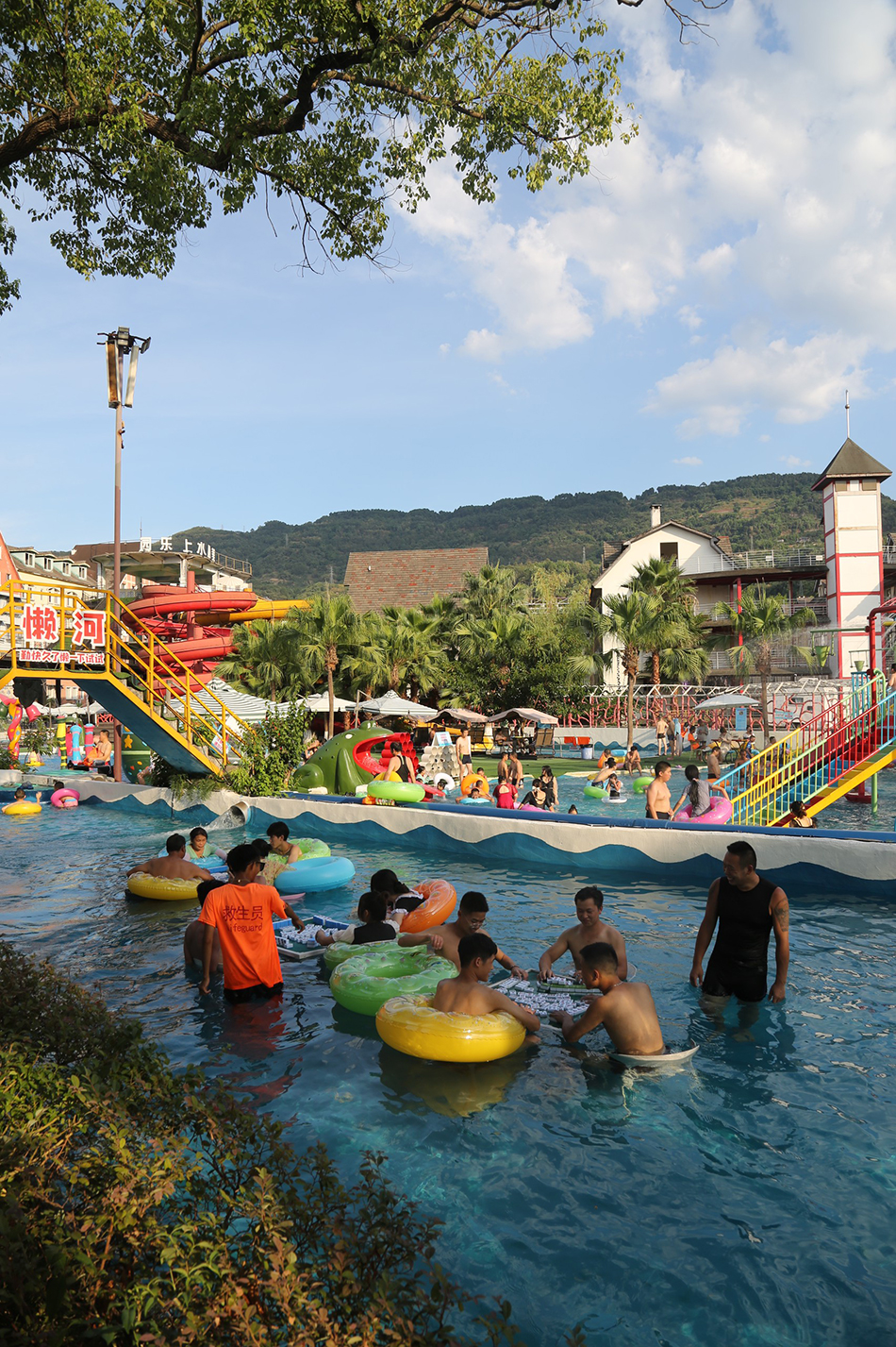 2022年8月10日，“火炉”重庆持续高温天气，不少市民正在涪陵红酒小镇水上乐园玩水消暑。 IC 图