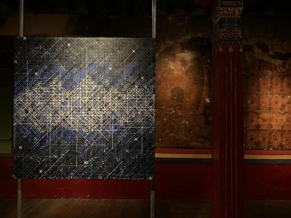 吉本岗艺术中心展厅，丁乙作品和墙上的壁画构成一种对话。