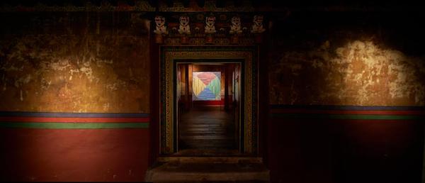 “十方：丁乙在西藏”吉本岗艺术中心展览现场，一重重门的尽头是一件丁乙作品。吉本岗艺术中心 供图