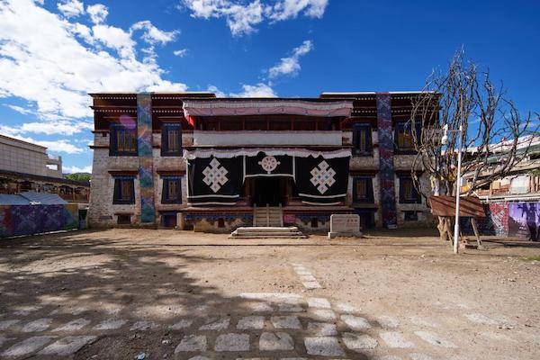 “十方：丁乙在西藏”另一展场，喜德林寺。吉本岗艺术中心 供图