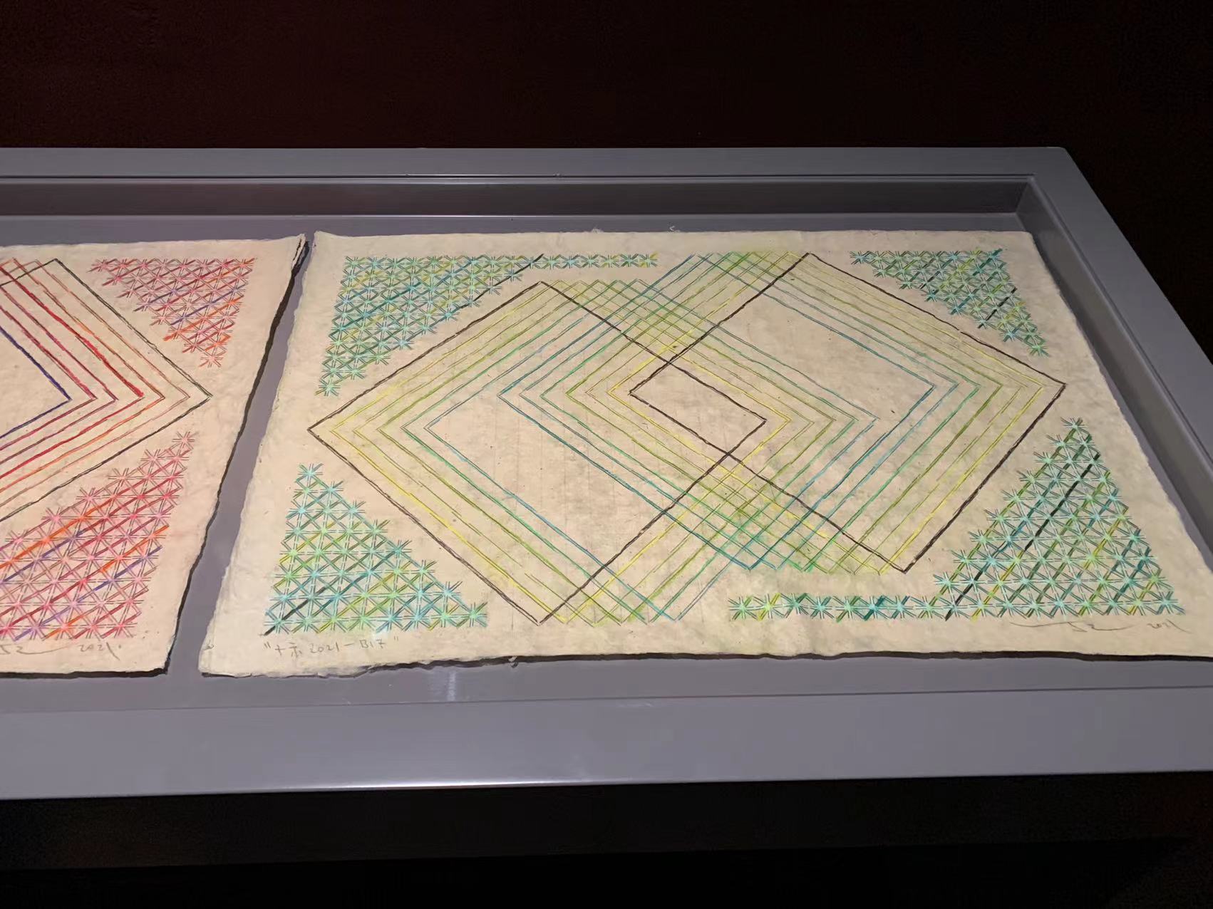 展览现场，丁乙《十示 2021-B18》，菱形的交叉符号是宗教法器金刚杵的抽象表达。