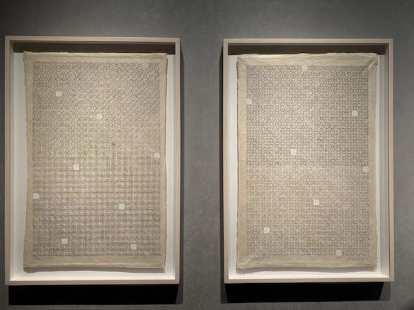 吉本岗艺术中心展厅入口的两件作品，《十示 2021-B11》《十示 2021-B12》。