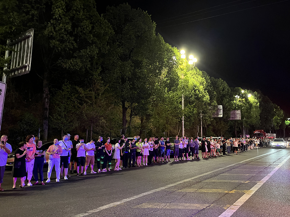 8月12日晚,江津民众自发前往高速下道口迎接。