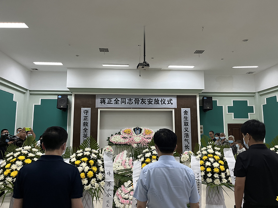 蒋正全的遗像周围布满鲜花。