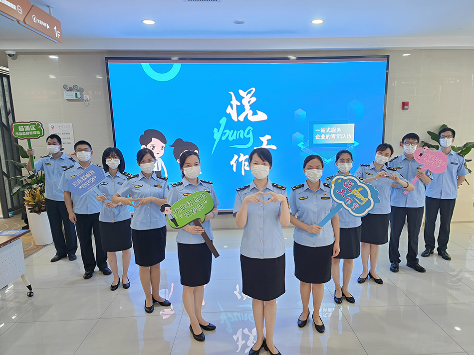 陈慧青建立特色服务品牌——悦“young”工作室合照。 本文图片均由杨浦区市场监督管理局供图