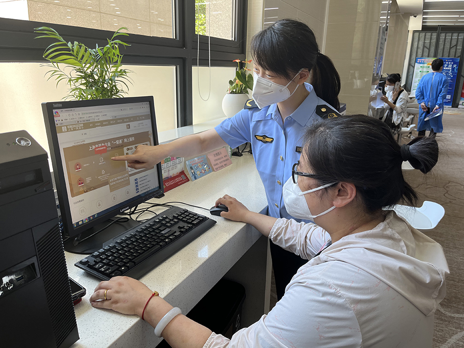 陈慧青工作中为企业纾困工作照。