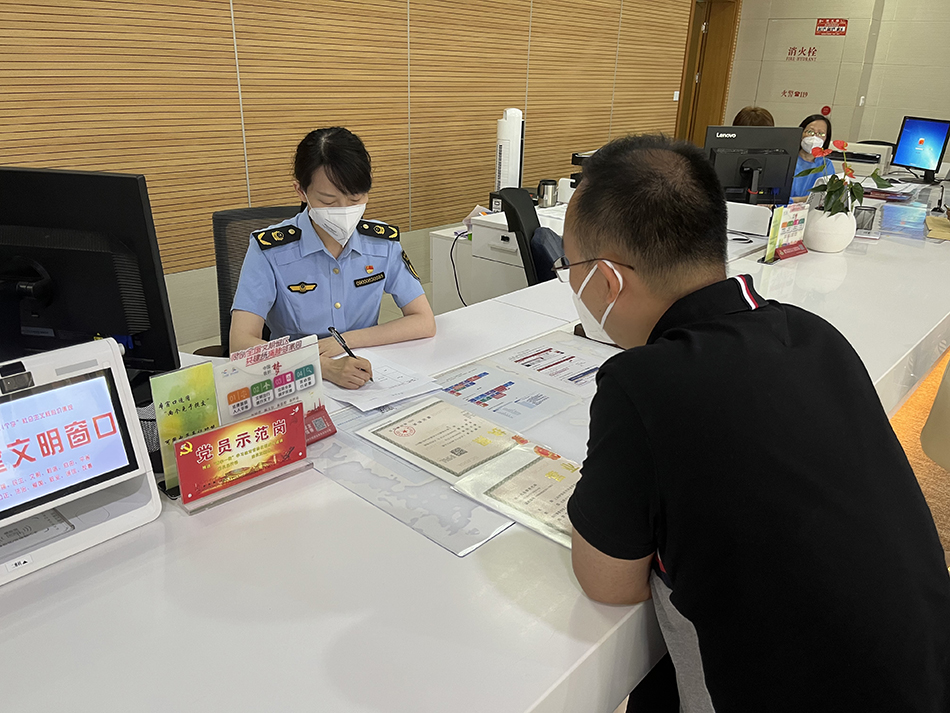 陈慧青工作中为企业纾困工作照。