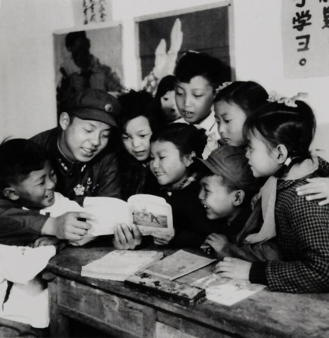 1960年，雷锋和建设街小学的孩子们一起读书。（抚顺市雷锋纪念馆提供）