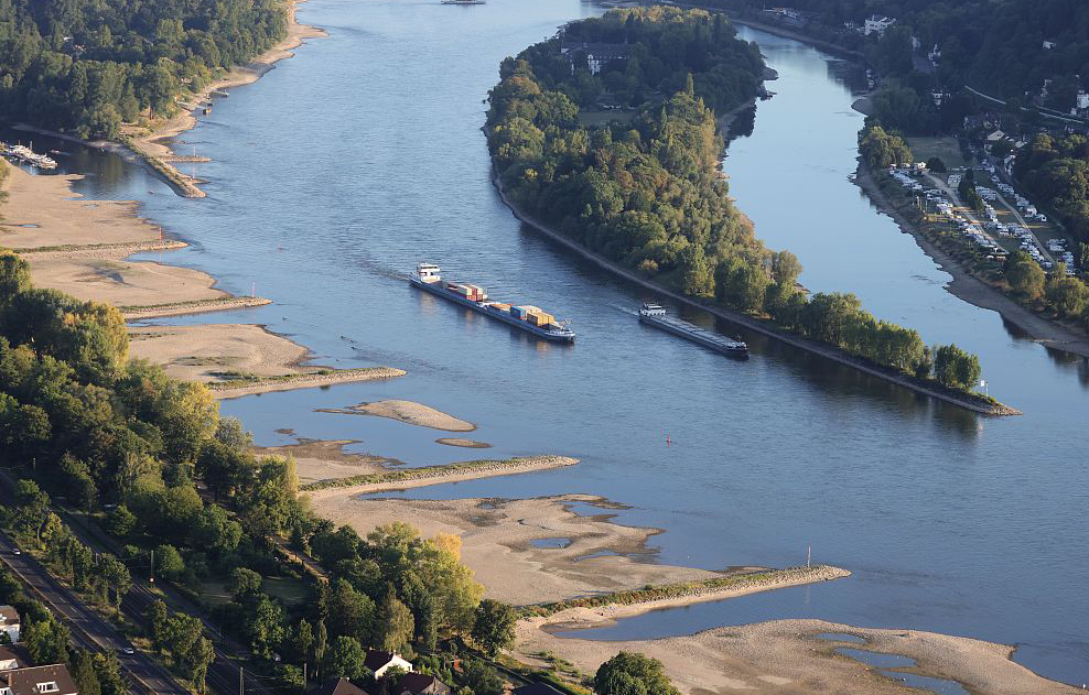 当地时间2022年8月10日，德国波恩，货船在莱茵河上航行。持续的炎热天气和少雨导致莱茵河和其他几条德国河流的水位下降，这给航运带来了困难。