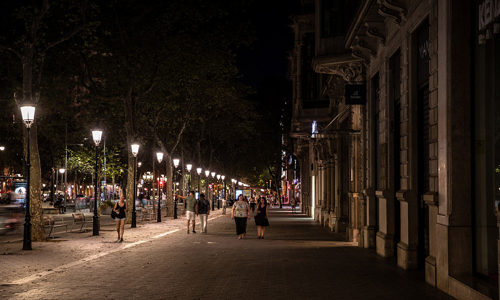 当地时间2022年8月10日，西班牙巴塞罗那，零售商店，根据要求商家在晚上关灯的新规定，主灯关闭。