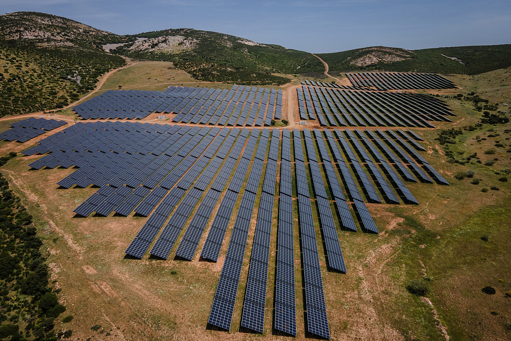 当地时间2022年5月19日，西班牙普埃托利亚诺，隶属于西班牙电力公司Iberdrola SA的Puertollano II太阳能发电厂的光伏板。