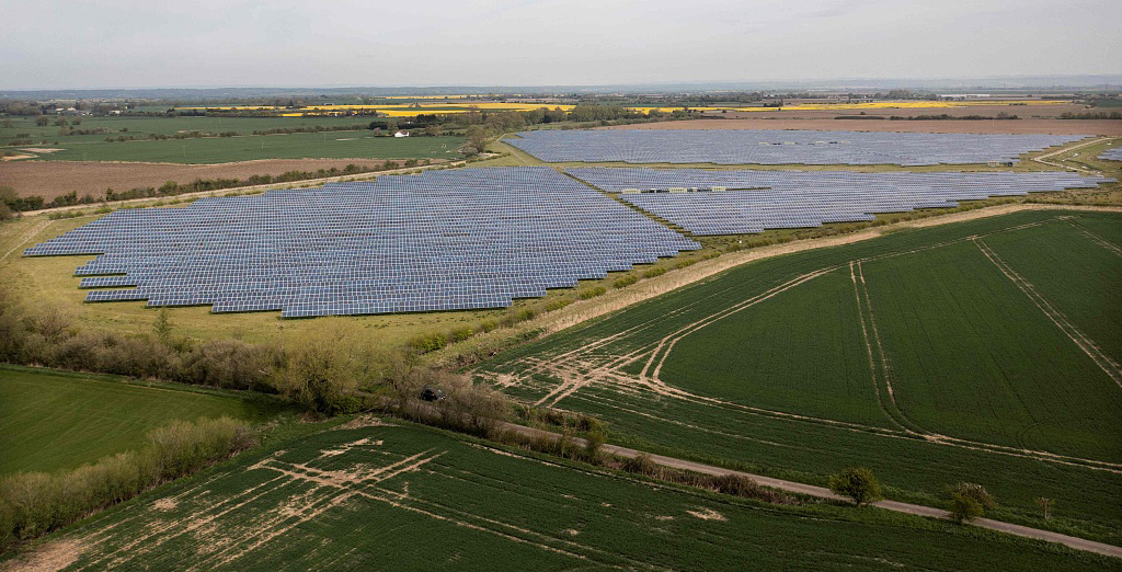当地时间2022年4月18日，英国东南部，Sycamore农场内的太阳能农场占地114英亩（合约46公顷），包含73000块太阳能电池板。
