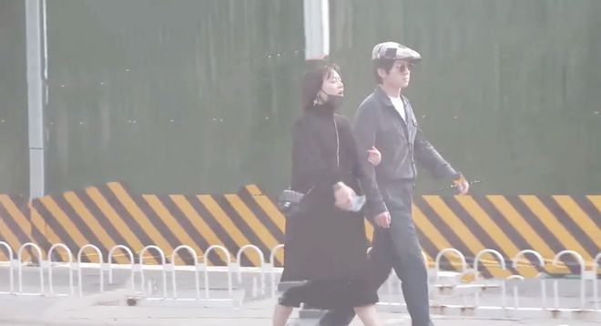 马思纯开豪车与友人出行 疑似逆行朝窗外扔东西