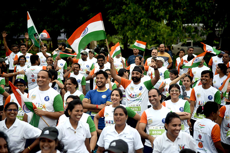当地时间2022年8月14日，印度孟买，市民挥舞国旗长跑，庆祝独立75周年。视觉中国 图