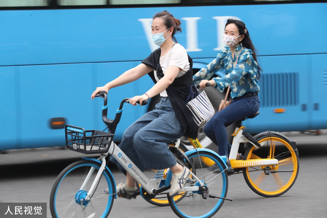 上海骑共享单车上下班的人