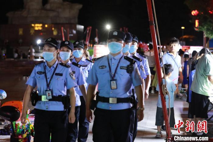 资料图：图为郑州夏夜治安巡查行动中警方在巡逻。郑州市公安局 摄