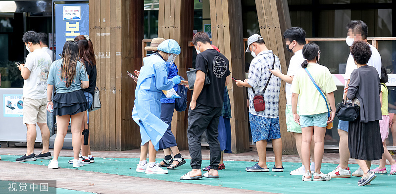 当地时间2022年8月15日，韩国首尔，市民们来到设在松坡区保健所的新型冠状病毒肺炎临时筛选诊所，等待检查。人民视觉 图