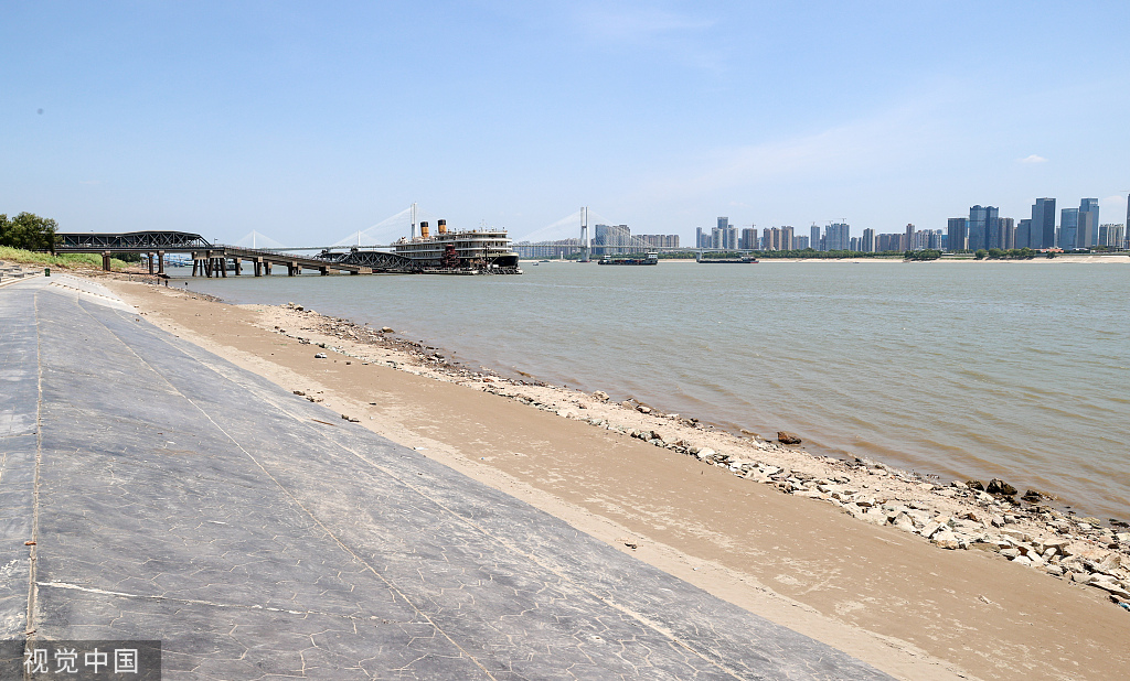 8月15日,武汉,汉口江滩大面积滩涂露出水面。受长江流域降雨明显偏少,上游来水减少,以及持续高温导致蒸发量增大的影响,视觉中国 图