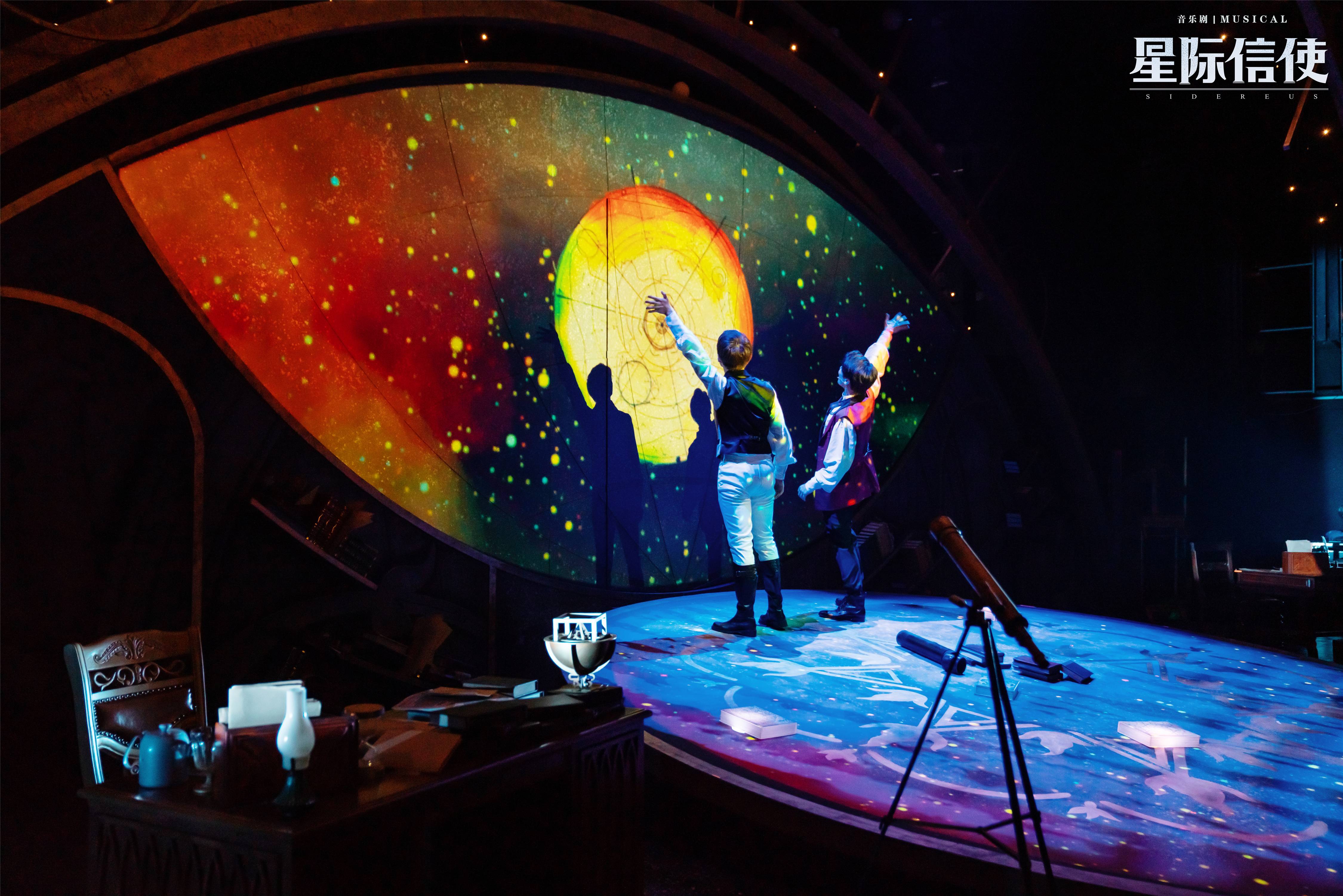 小而美的音乐剧《星际信使》：聚焦“可爱”的伽利略，比布莱希特经典剧更好看-ManBetX注册登录·(中国)