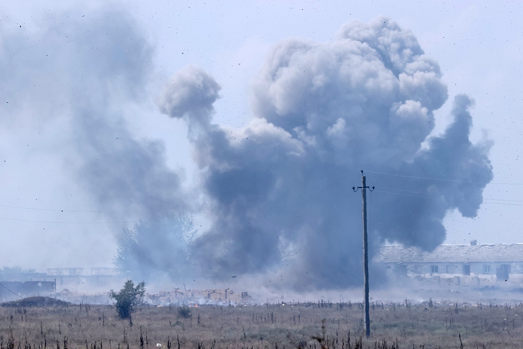 克里米亚连发爆炸后，美媒：乌克兰暗示或对萨基机场爆炸负责插图